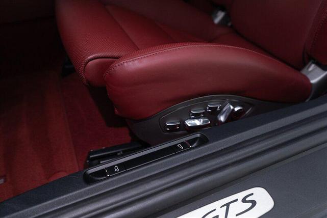 Photo of 2021 White Porsche 718 Cayman