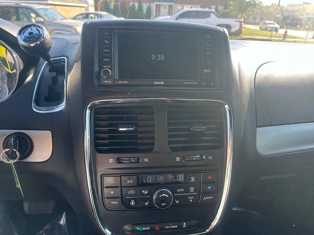 Photo of 2018 Granite Pearlcoat Dodge Grand Caravan