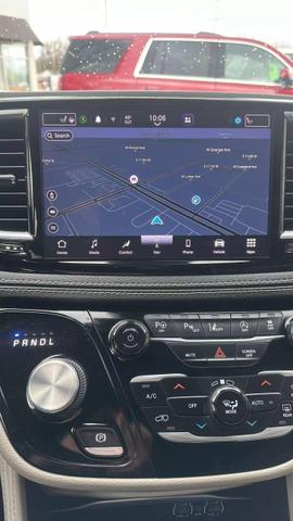 Photo of 2022 Brilliant Black Crystal Pearlcoat Chrysler Pacifica