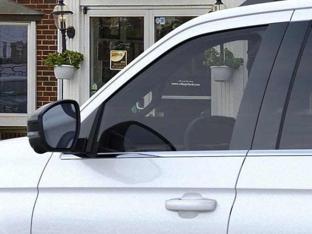 Photo of 2025 Star White Metallic Tri-Coat Ford Expedition