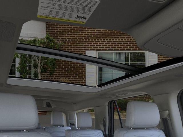 Photo of 2025 Star White Metallic Tri-Coat Ford Expedition