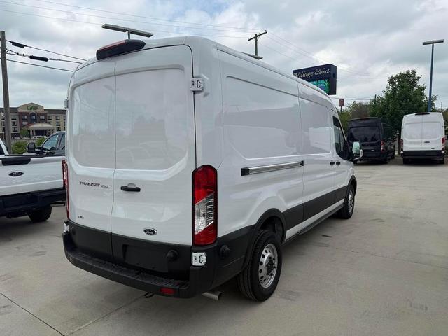 Photo of 2025 Oxford White Ford Transit-250