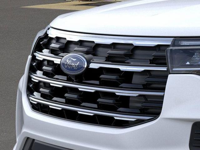 Photo of 2025 Star White Metallic Tri-Coat Ford Explorer