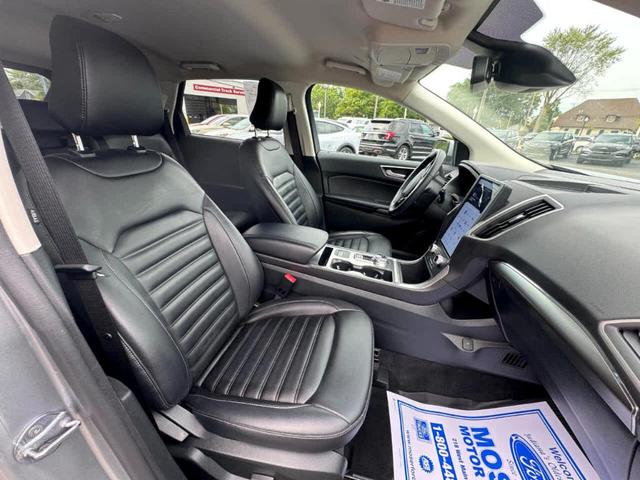 Photo of 2022 Iconic Silver Ford Edge
