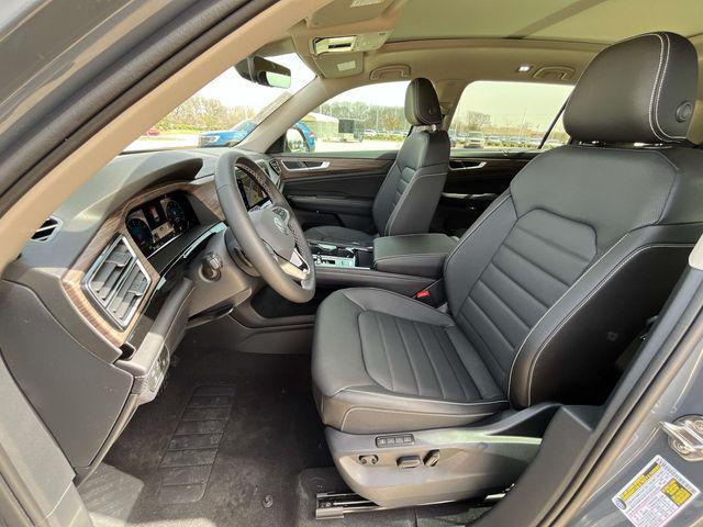 Photo of 2025 Pure Gray Volkswagen Atlas