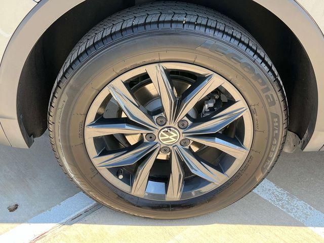 Photo of 2024 Platinum Gray Metallic Volkswagen Tiguan