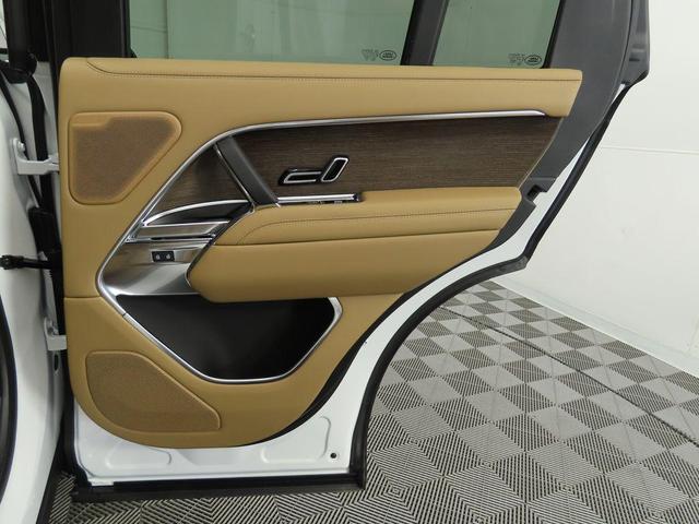 Photo of 2025 Ostuni Pearl White Premium Metallic Land Rover Range Rover