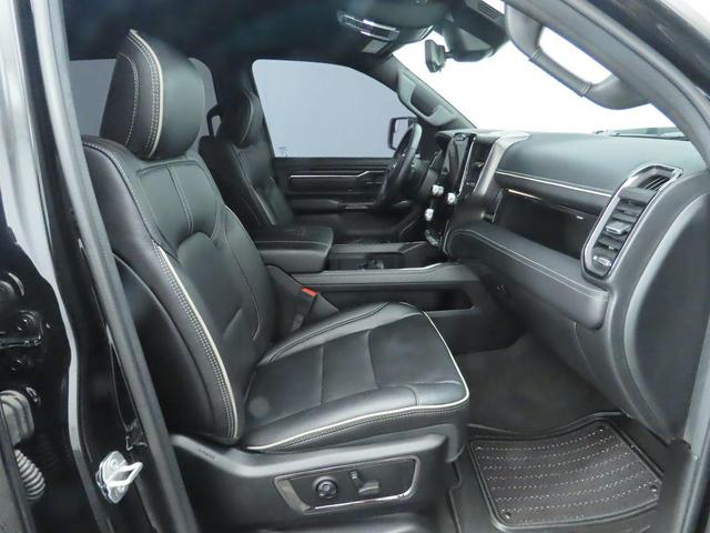 Photo of 2024 Diamond Black Crystal Pearlcoat RAM 1500