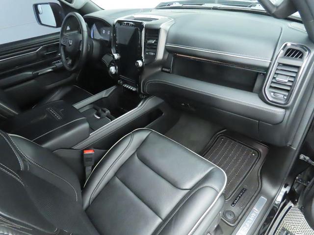 Photo of 2024 Diamond Black Crystal Pearlcoat RAM 1500
