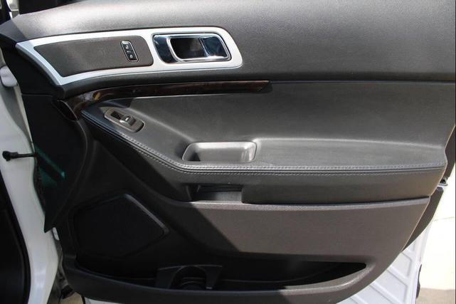 Photo of 2015 White Platinum Metallic Tri-Coat Ford Explorer