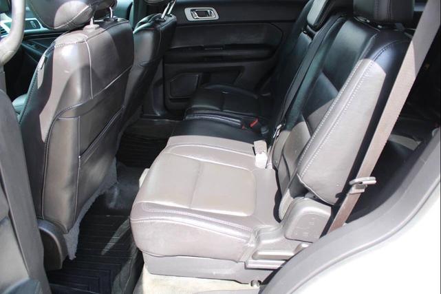 Photo of 2015 White Platinum Metallic Tri-Coat Ford Explorer