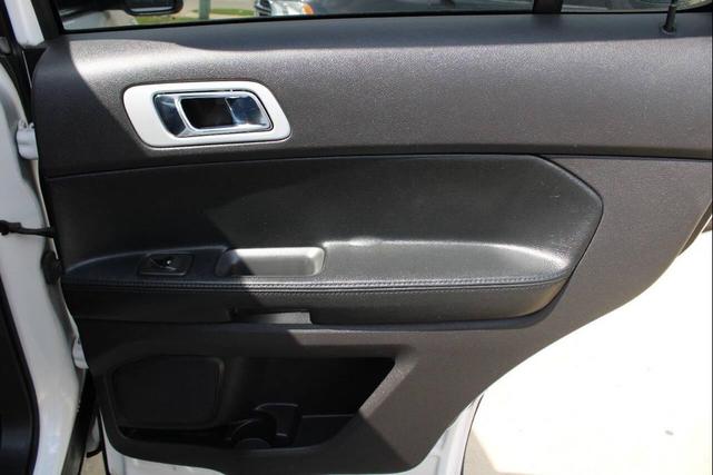 Photo of 2015 White Platinum Metallic Tri-Coat Ford Explorer