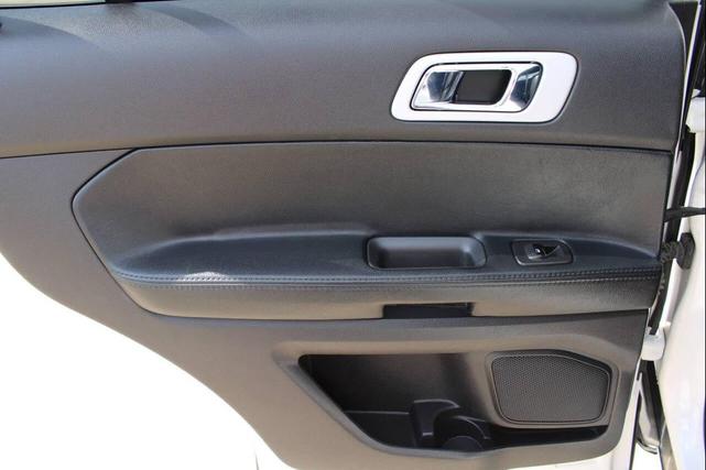 Photo of 2015 White Platinum Metallic Tri-Coat Ford Explorer