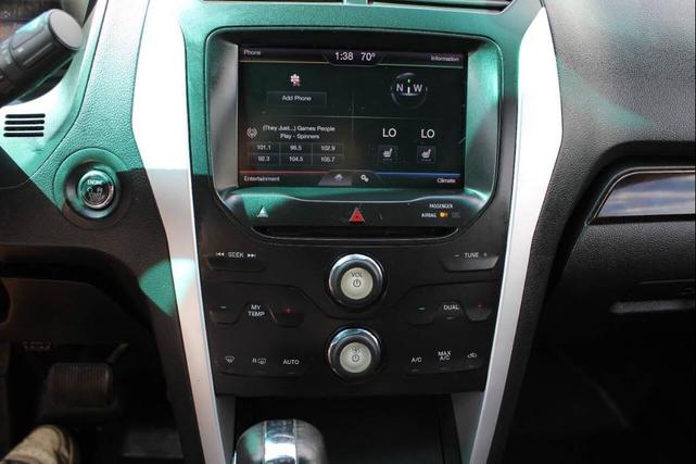 Photo of 2015 White Platinum Metallic Tri-Coat Ford Explorer
