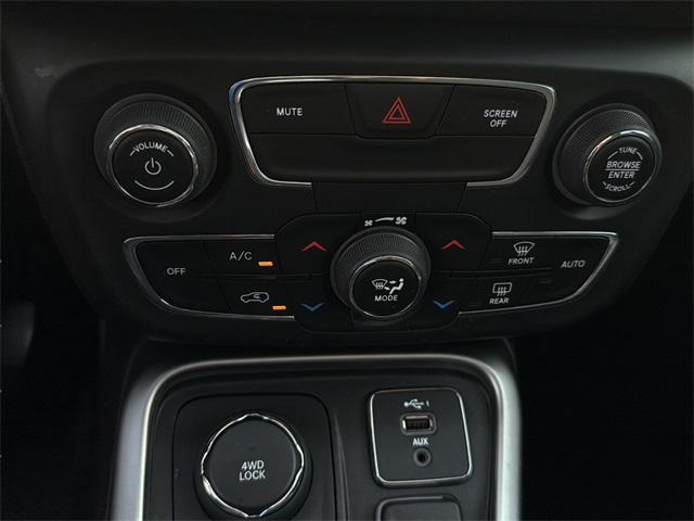 Photo of 2020 White Clearcoat Jeep Compass