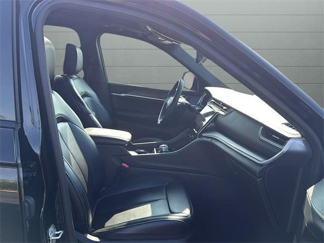 Photo of 2024 Diamond Black Crystal Pearlcoat Jeep Grand Cherokee L