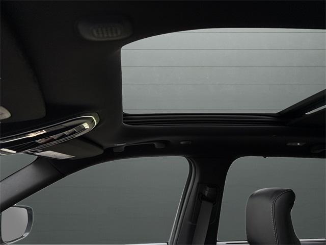 Photo of 2025 Diamond Black Crystal Pearlcoat Jeep Grand Cherokee