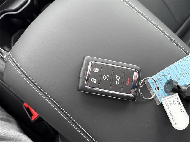 Photo of 2025 Diamond Black Crystal Pearlcoat Jeep Grand Cherokee