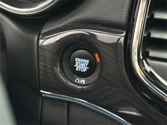 Photo of 2019 Diamond Black Crystal Pearlcoat Jeep Grand Cherokee