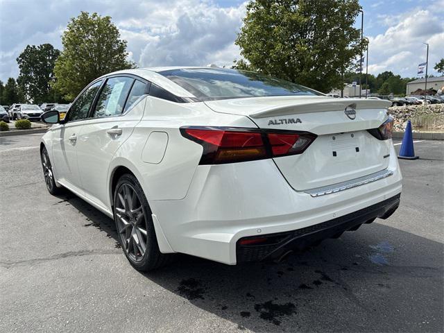 Photo of 2023 Pearl White Tricoat Nissan Altima