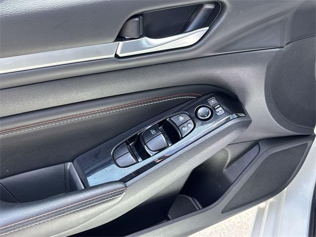 Photo of 2023 Pearl White Tricoat Nissan Altima