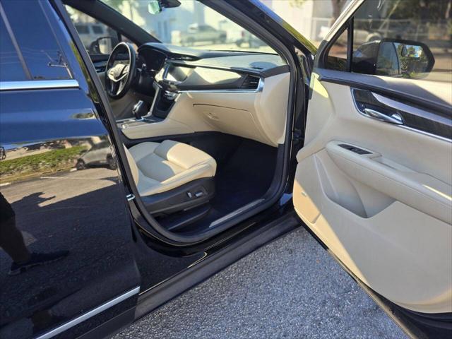 Photo of 2017 Stellar Black Metallic Cadillac XT5