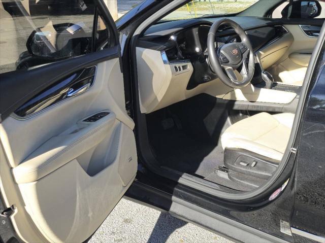 Photo of 2017 Stellar Black Metallic Cadillac XT5
