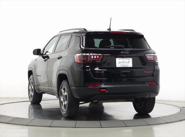 Photo of 2022 Diamond Black Crystal Pearlcoat Jeep Compass