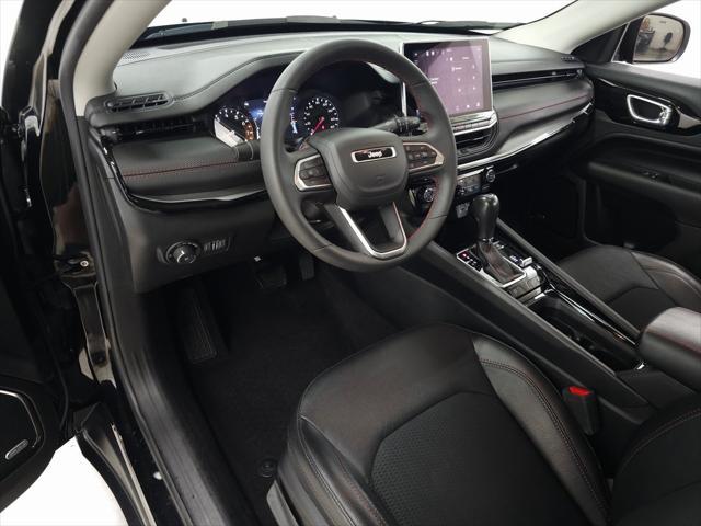 Photo of 2022 Diamond Black Crystal Pearlcoat Jeep Compass