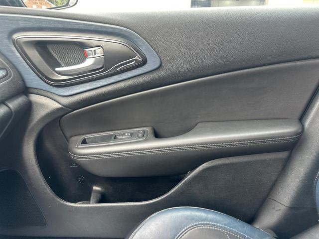 Photo of 2016 Granite Crystal Clearcoat Metallic Chrysler 200
