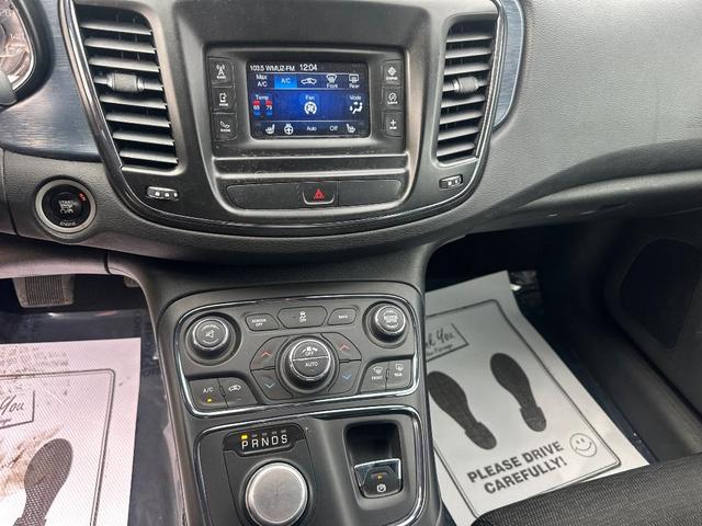 Photo of 2016 Granite Crystal Clearcoat Metallic Chrysler 200