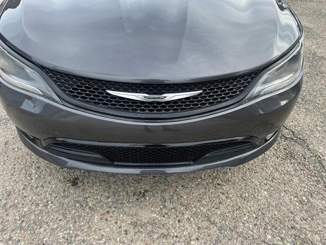 Photo of 2016 Granite Crystal Clearcoat Metallic Chrysler 200