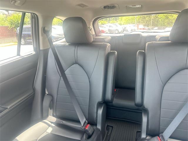 Photo of 2025 Magnetic Gray Metallic Toyota Highlander Hybrid