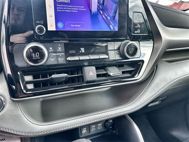 Photo of 2023 Celestial Silver Metallic Toyota Highlander