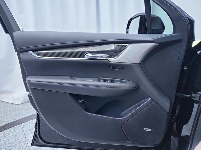Photo of 2021 Stellar Black Metallic Cadillac XT6