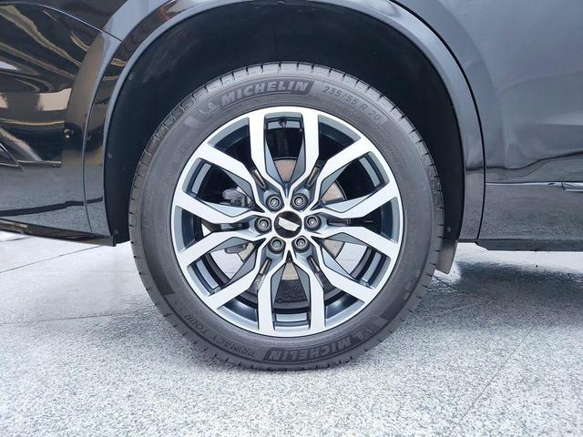 Photo of 2021 Stellar Black Metallic Cadillac XT6