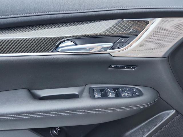 Photo of 2021 Stellar Black Metallic Cadillac XT6