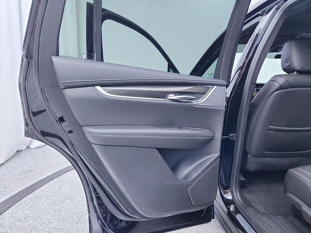 Photo of 2021 Stellar Black Metallic Cadillac XT6