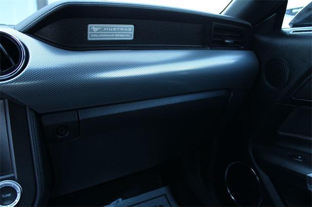 Photo of 2017 White Platinum Metallic Tri-Coat Ford Mustang