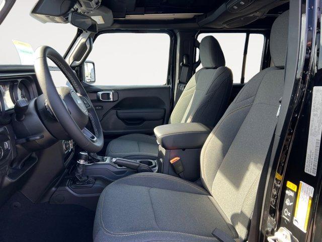 Photo of 2025 Black Clearcoat Jeep Wrangler