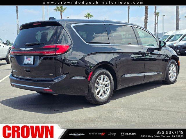 Photo of 2024 Diamond Black Chrysler Pacifica