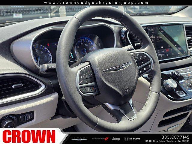 Photo of 2024 Diamond Black Chrysler Pacifica
