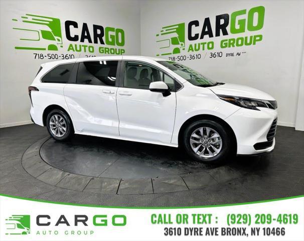 Photo of 2022 White Toyota Sienna