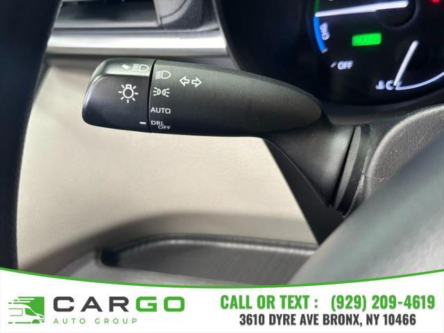 Photo of 2022 White Toyota Sienna