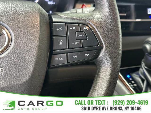 Photo of 2022 White Toyota Sienna