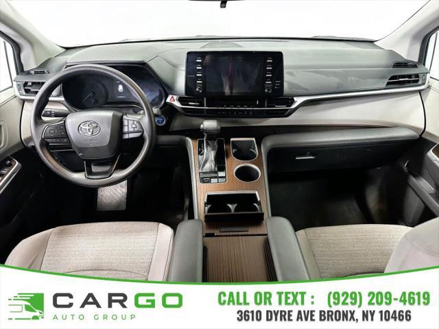 Photo of 2022 White Toyota Sienna