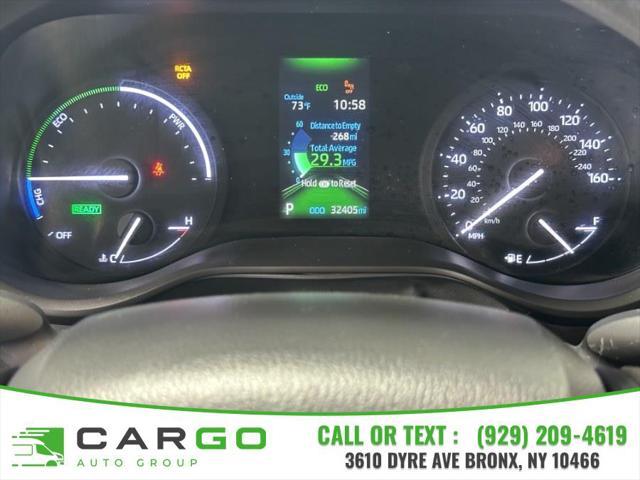 Photo of 2022 White Toyota Sienna