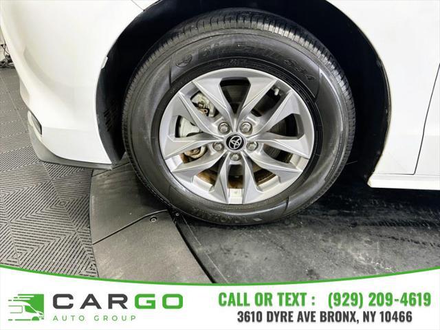 Photo of 2022 White Toyota Sienna