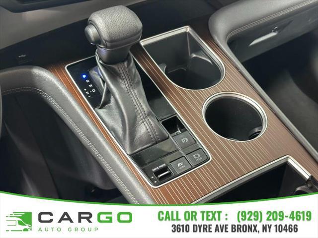 Photo of 2022 White Toyota Sienna
