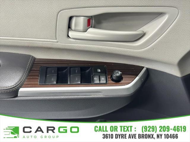 Photo of 2022 White Toyota Sienna